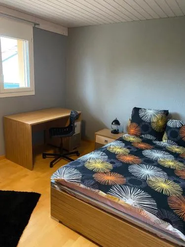 Chambre spacieuse à louer dans une maison calme avec un grand jardin in Bulle, Schweiz