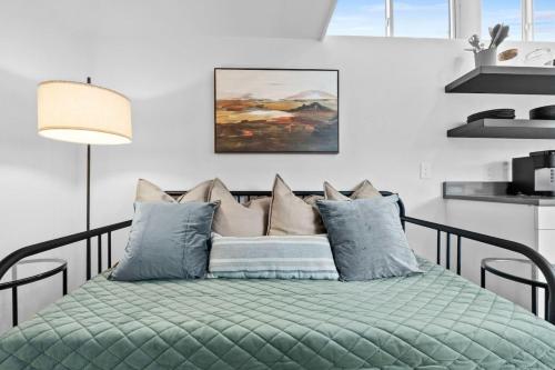 Spacious and Bright with Deck Walkable to 6th St in Austin, USA