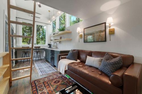Extended Stay Retreat Top Notch Deck with Greenbelt View in Austin, USA