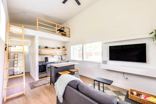 Extended Stay Retreat - Cozy yet Spacious Tiny Gem in Austin, USA