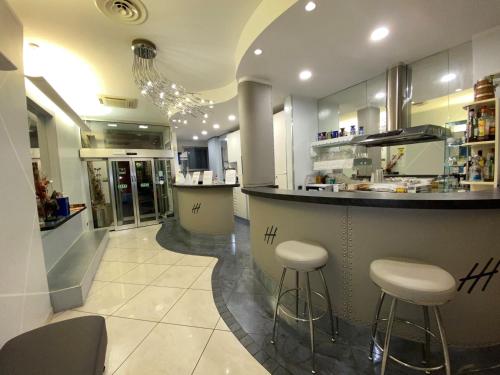 Pub/Lounge, Hotel Holiday near Archeológiai Városi Múzeum