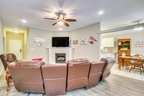 5 Mi to University of Oklahoma Home with Patio! in Norman, USA
