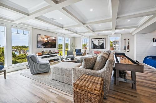8 Terra Bella Trace- Oceanfront, 6 Primary Rooms, Pool, Roof Top, FREE Activities Included in Hilton Head Island (SC)