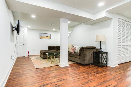 7 Mi to Baltimore Maryland Gem with Shared Yard! 7 Mi to Baltimore Maryland Gem with Shared Yard!