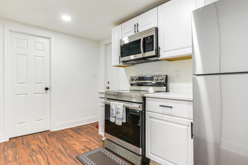 7 Mi to Baltimore Maryland Gem with Shared Yard! in Brooklyn Park, USA