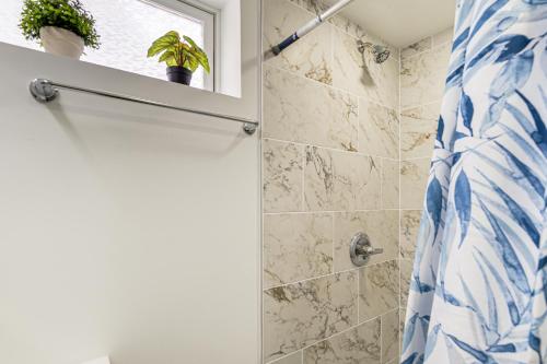 7 Mi to Baltimore Maryland Gem with Shared Yard! 7 Mi to Baltimore Maryland Gem with Shared Yard!