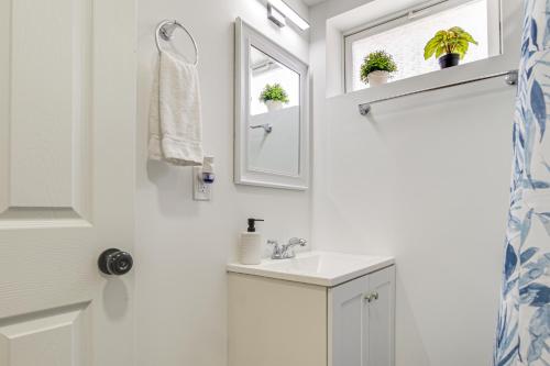 7 Mi to Baltimore Maryland Gem with Shared Yard! 7 Mi to Baltimore Maryland Gem with Shared Yard!