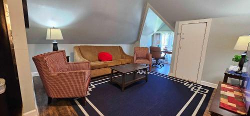 Dauphin District Darling #3-Downtown Restaurants - image 10