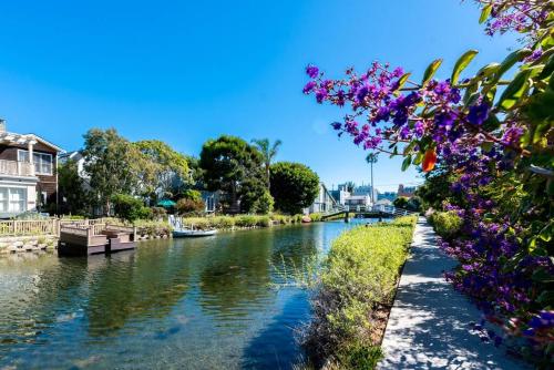 House on the canal in Venice, Los Angeles (photo 2)