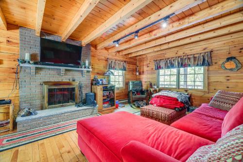 Pocono Mountain Cabin Rental Near Bushkill Falls! in Bushkill, USA