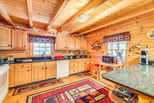 Pocono Mountain Cabin Rental Near Bushkill Falls! in Bushkill, USA