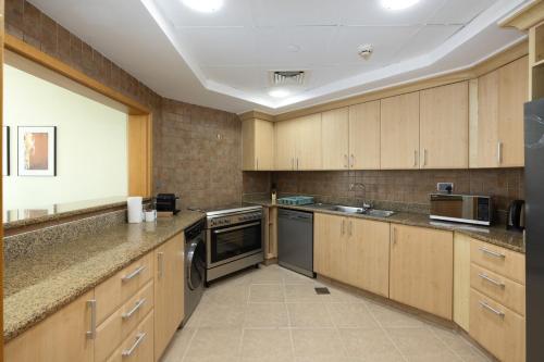 DVH Al Hamri Jumeirah Shoreline 2 Bed & Maids Free beach access - image 9