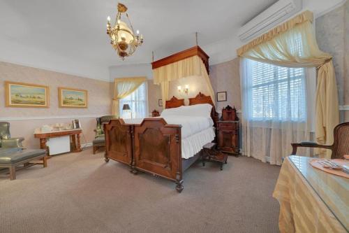 Romantic Victorian Getaway The Blue Room