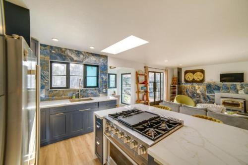 Sophisticated Country Home Steps from the Lake in Cleone (CA)