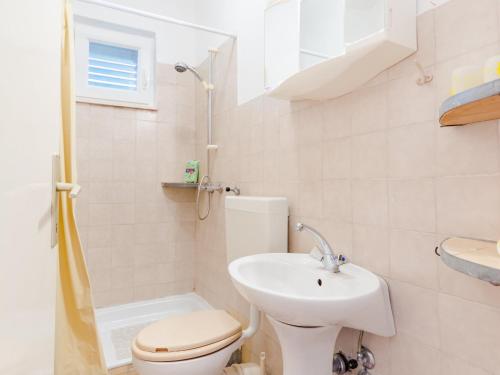 Apartment Sea Star - Three-Bedroom Apartment with Pool and Sea View - image 3