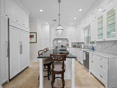 Private Luxury Waterfront Mansion I Heated Pool and Hot Tub in Delray Beach, USA