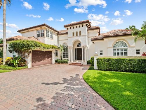 Private Luxury Waterfront Mansion I Heated Pool and Hot Tub in Delray Beach, USA