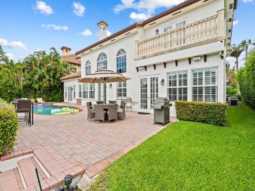 Private Luxury Waterfront Mansion I Heated Pool and Hot Tub in Delray Beach, USA