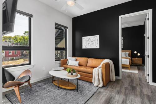 Chic Music Row Condo Rooftop Deck with City View Gym Office and More in Nashville, USA