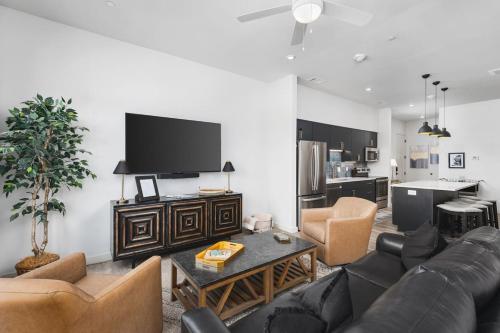Upscale Music Row Corner Unit with Patio Rooftop with City View and Gym in Nashville, USA