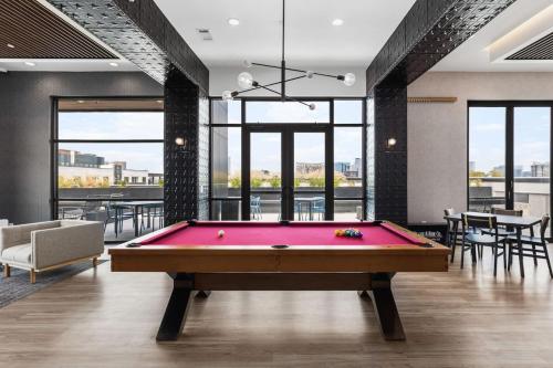 Upscale Music Row Corner Unit with Patio Rooftop with City View and Gym in Nashville, USA