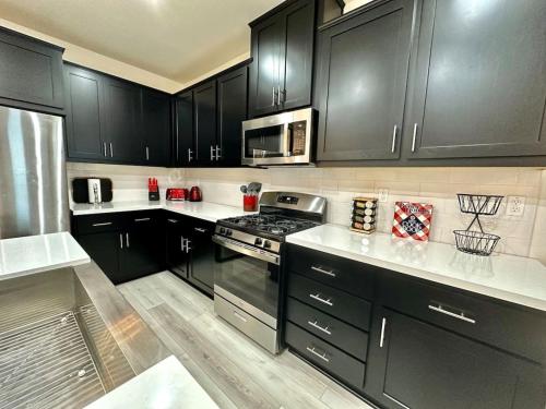 Cocina, Charming and Modern 3-Bedroom Home in Rocklin in Rocklin (CA)