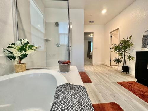 Baño, Charming and Modern 3-Bedroom Home in Rocklin in Rocklin (CA)