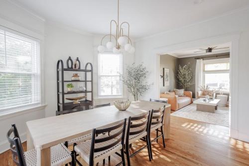 Cozy Oakley 4B with Garage 10 min to Downtown, UC Hospitals in Cincinnati, USA