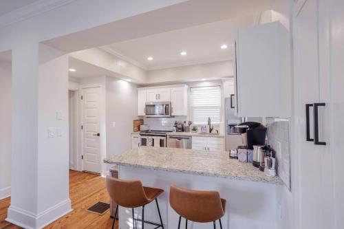 Cozy Oakley 4B with Garage 10 min to Downtown, UC Hospitals in Cincinnati, USA