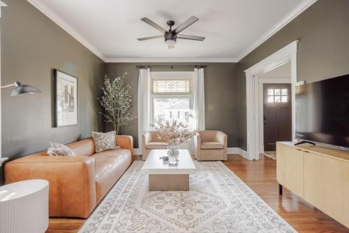 Cozy Oakley 4B with Garage 10 min to Downtown, UC Hospitals in Cincinnati, USA
