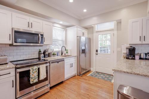Cozy Oakley 4B with Garage 10 min to Downtown, UC Hospitals in Cincinnati, USA