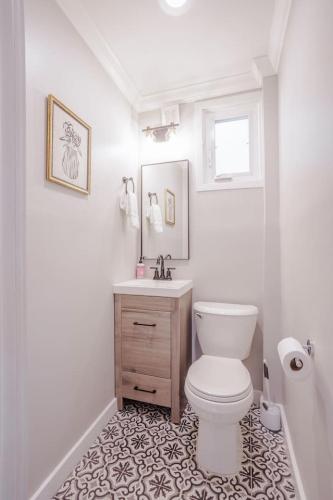 Cozy Oakley 4B with Garage 10 min to Downtown, UC Hospitals in Cincinnati, USA