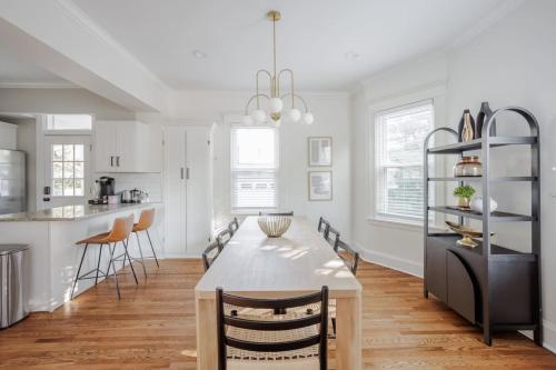 Cozy Oakley 4B with Garage 10 min to Downtown, UC Hospitals in Cincinnati, USA