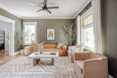 Cozy Oakley 4B with Garage 10 min to Downtown, UC Hospitals in Cincinnati, USA