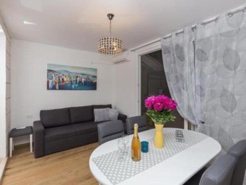 Apartment Hitri - One Bedroom Apartment with Terrace and Garden View
