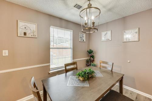 Mabelvale Home with Grill 12 Mi to Little Rock! in Mabelvale, USA
