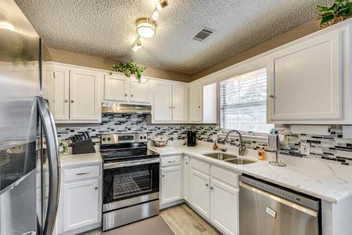 Mabelvale Home with Grill 12 Mi to Little Rock! in Mabelvale, USA