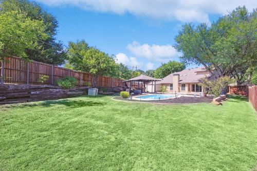 3BD Retreat with Pool & Patio Mins to Attractions in Irving, USA