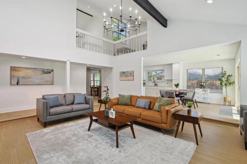 3BD Retreat with Pool & Patio Mins to Attractions in Irving, USA