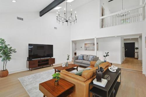 3BD Retreat with Pool & Patio Mins to Attractions in Irving, USA