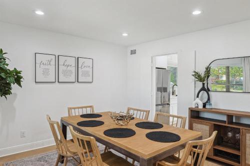 3BD Retreat with Pool & Patio Mins to Attractions in Irving, USA