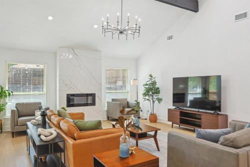 3BD Retreat with Pool & Patio Mins to Attractions in Irving, USA