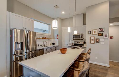 Modern Luxury 3-BD Mins to DT w Rooftop in Houston, USA