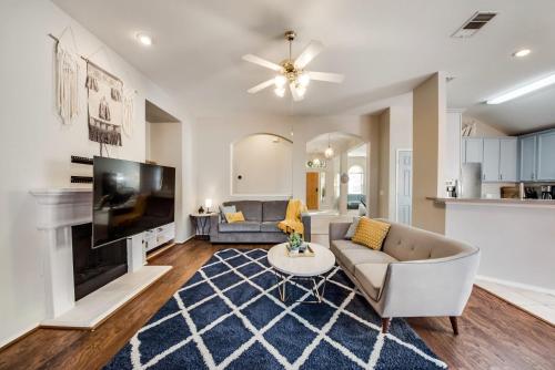 Heart of Grand Prairie 4BD with Pool & Game Room in Arlington, USA