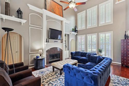 Elegant & Luxurious 4BD Living w Pool Patio BBQ in Plano, USA