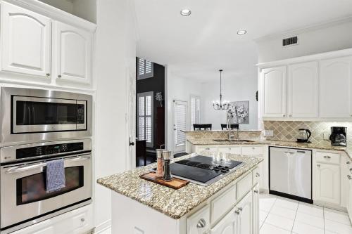 Elegant & Luxurious 4BD Living w Pool Patio BBQ in พลาโน (TX)