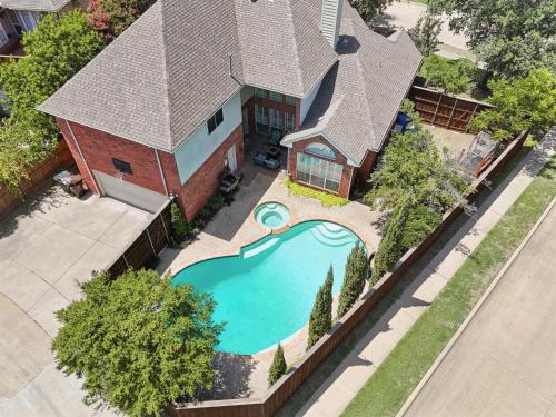 Elegant & Luxurious 4BD Living w Pool Patio BBQ in พลาโน (TX)