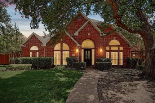 Elegant & Luxurious 4BD Living w Pool Patio BBQ in พลาโน (TX)