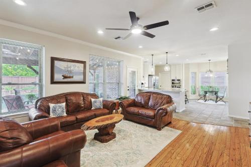 Vista Valley Vacay 5-BD w Pool & Cinema in Lewisville, USA