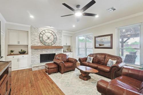 Vista Valley Vacay 5-BD w Pool & Cinema in Lewisville, USA